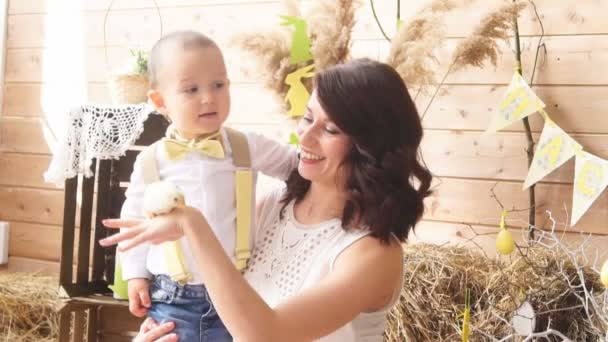 Mamma med Son håller kyckling. Photoshoot — Stockvideo