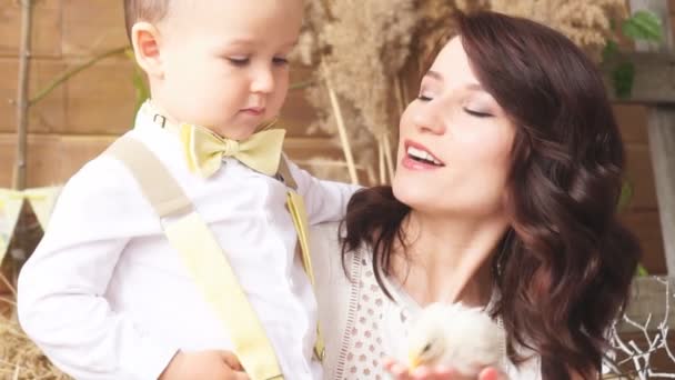 Mutter mit Sohn hält das Huhn. Fotoshooting — Stockvideo