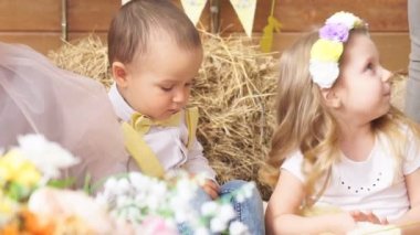 Bir tavuk ile fotoğraflandı kız ve çocuk modelleri