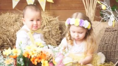 Bir tavuk ile fotoğraflandı kız ve çocuk modelleri