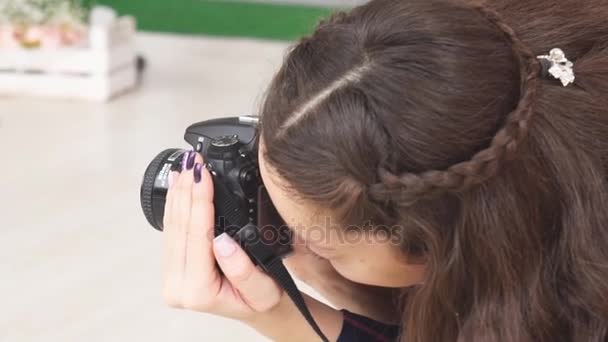 Fotograf dziewczyna biorąc aparat Fotografia strzelać Wielkanoc — Wideo stockowe