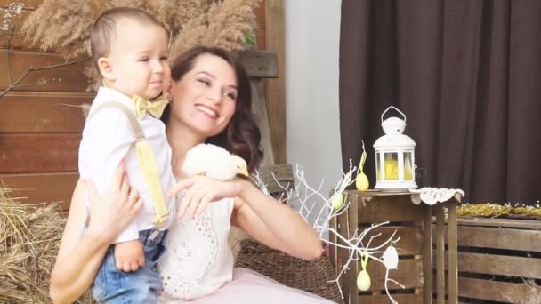 Mutter mit Sohn hält das Huhn. Fotoshooting — Stockvideo