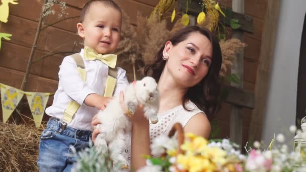 Die Mutter mit dem Sohn und der Osterhase im schönen Interieur — Stockvideo