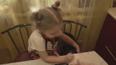 Kız mutfakta onu kedi besleme