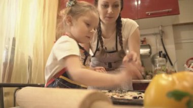 Kız ve Pizza Toppings onun anne koymak