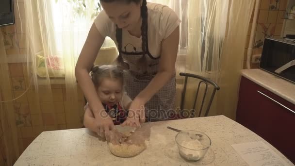 Mère et fille pétri pâte élastique dans la cuisine — Video