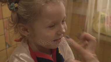 Güzel kız anne un ile boya yapmak