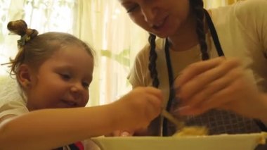 Anne ve kızı hamur yoğurma. Alt çerçeve