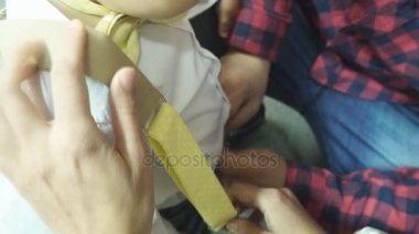 Baba oğlunun diş telleri koyar