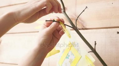 Kadınların elleri bir Paskalya fotoğraf işareti ateş tutmak