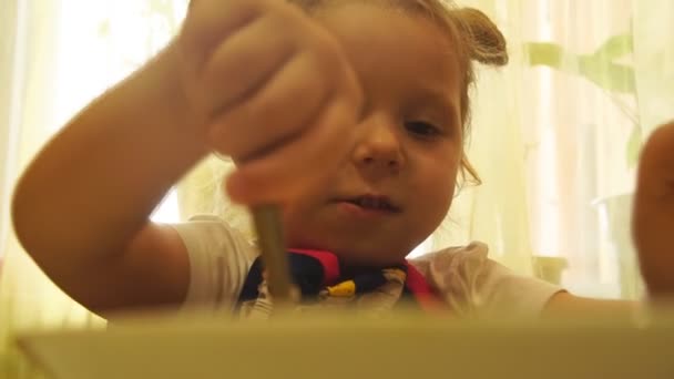 Дівчачача ложка запобігає тісту в мисці — стокове відео