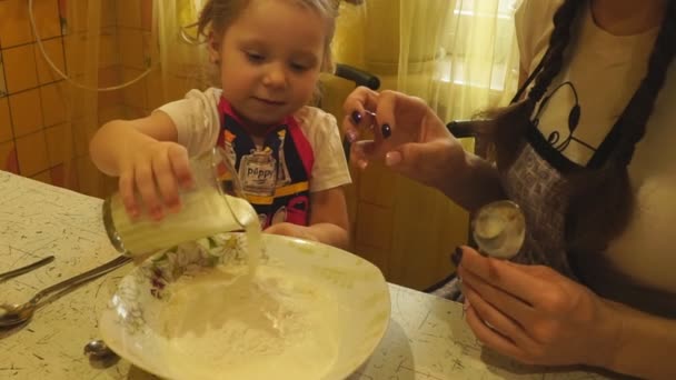 Κορίτσι ρίχνει σε ένα μπολ γάλα για τη ζύμη — Αρχείο Βίντεο