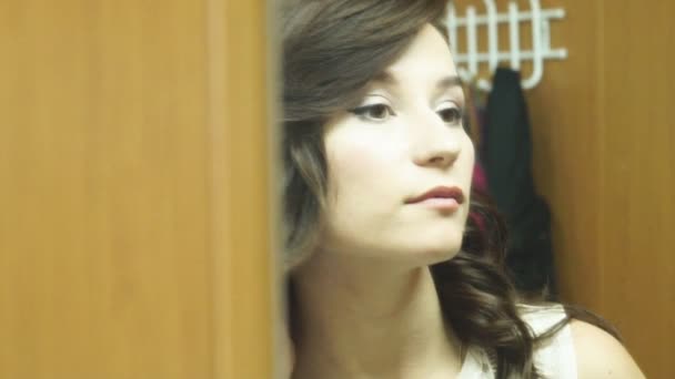 Όμορφη σκοτάδι μαλλιά κορίτσι στον καθρέφτη — Αρχείο Βίντεο
