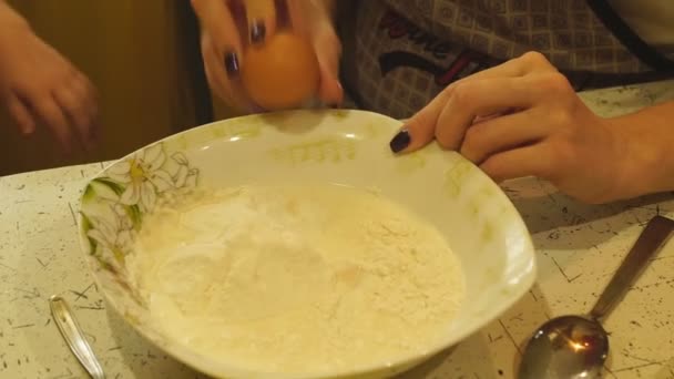 Mama i córka rozbić jajko ciasto w przyszłości — Wideo stockowe