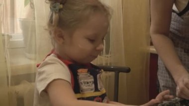 Sevimli kız mutfakta Pizza Hazırlama