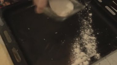 Siyah bir fırın tepsisine Pour un