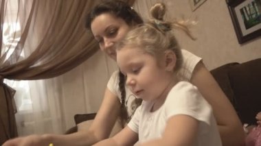 Anne kızıyla konuşurken çocuk okşadı
