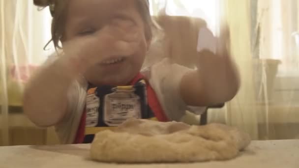 Fata Closeup Frământă Dough, Făină Falls — Videoclip de stoc