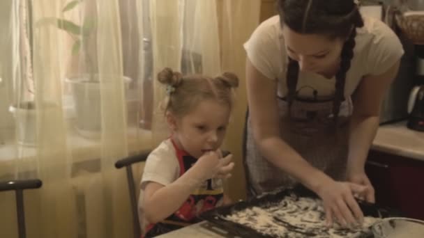 Una niña pequeña prueba el sabor de la harina — Vídeos de Stock