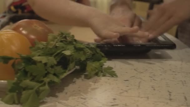 El Niño y su Madre pusieron la masa en una bandeja para hornear — Vídeos de Stock