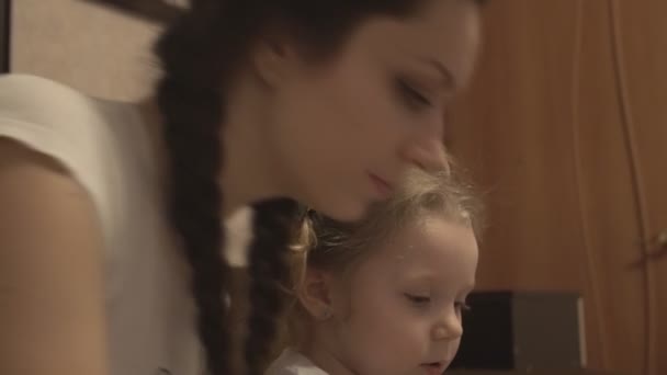 Anne ve kızı yaprak boyama — Stok video