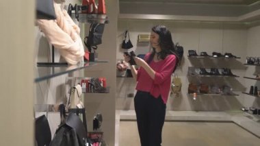 Güzel Model seçer gardırop çanta içinde