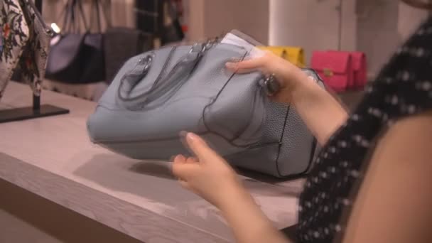A nők úgy dönt, hogy tároló táskák — Stock videók