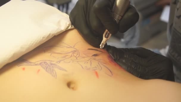 Não Relevante Abr 2017 Mestre Faz Uma Tatuagem Flores Estômago — Vídeo de Stock