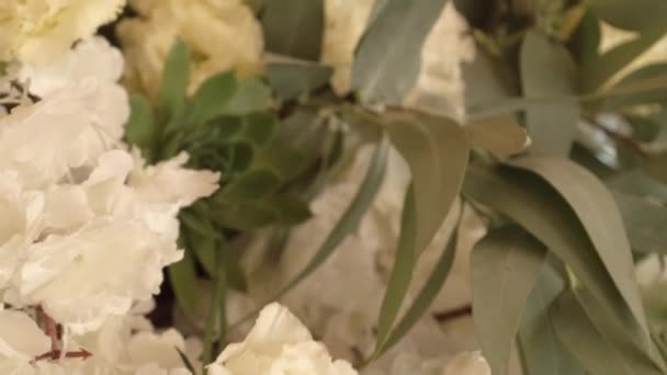 pivoines fleur artificielle sur la table du fleuriste 