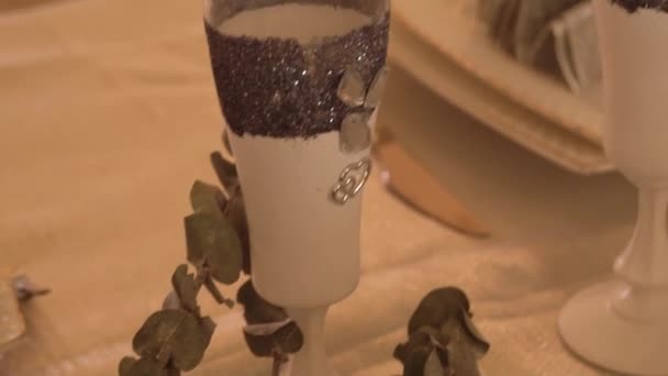 Esküvői Szemüveg Kézzel Készített Fehér Asztal Beállítása — Stock videók
