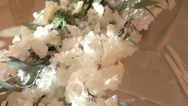 Пионы Искусственные Цветы Цветочном Столе — стоковое видео