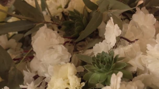 Ung Charmig Kvinna Älskar Arbete Och Håller Stor Sammansättning Blommor — Stockvideo