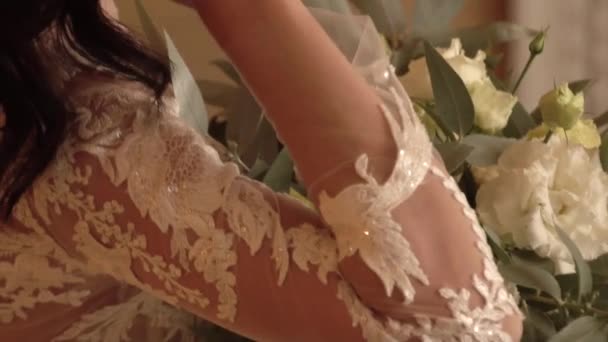Ένα Κορίτσι Λευκό Φόρεμα Που Κρατάει Ένα Όμορφο Μπουκέτο Λουλούδια — Αρχείο Βίντεο