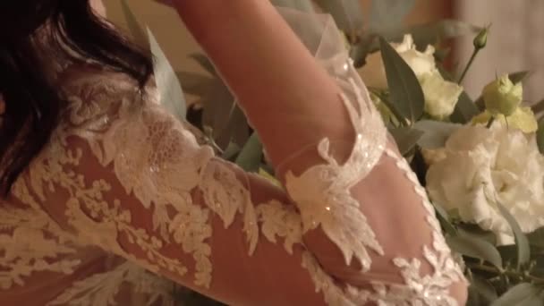 Una Chica Con Vestido Blanco Sosteniendo Hermoso Ramo Flores Sus — Vídeos de Stock