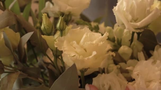 Bouquet Sposa Nelle Mani Della Sposa Abito Bianco Giovane Ragazza — Video Stock