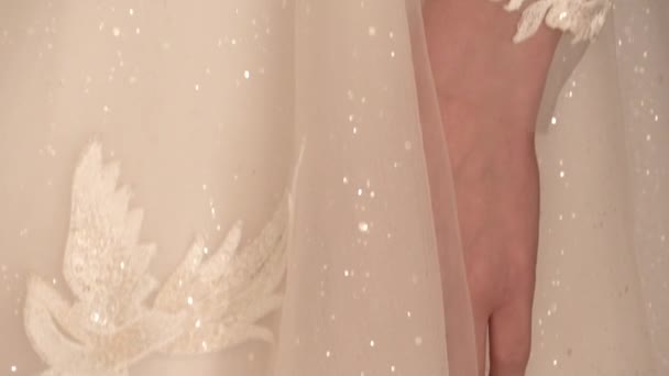 Lány Menyasszony Esküvői Ruhában Egy Csokor Virággal Férfi Esküvői Virágok — Stock videók