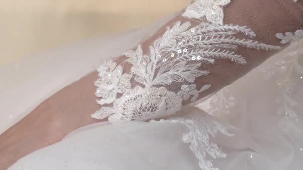 Девушка невеста в красивом белом свадебном платье сидя — стоковое видео