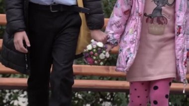 Çiçekli kız ve erkek sokakta yürüyorlar.