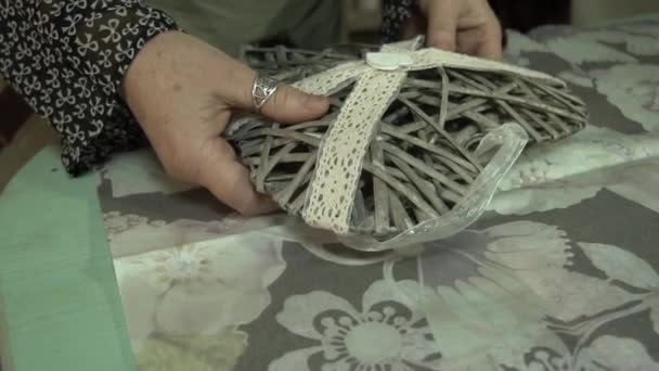 花匠用礼品纸包装礼物 — 图库视频影像