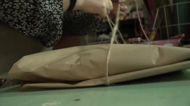 Pacotes de florista um presente em papel de presente — Vídeo de Stock