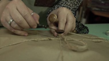 Mutlu kadın sanatçı sanat eserlerini paketliyor ve bunu bir müşteriye veriyor.. 