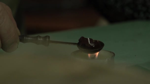 キャンドルの上に手を置き印刷のための材料を加熱 — ストック動画