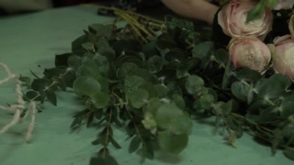 Bukett Blommor Glasflaska Hänger Ett Träd Bröllopsinredning Vid Avslutningsceremoni — Stockvideo