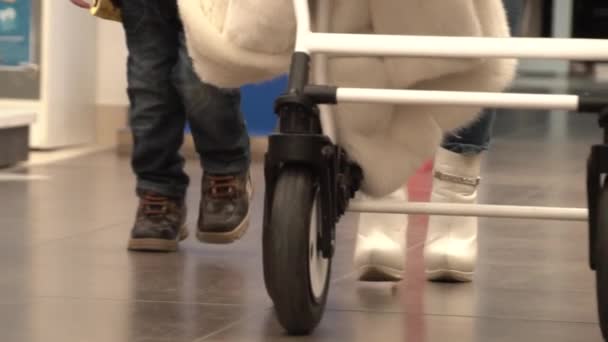 Dziewczyna Szpilkach Idzie Dziećmi Wózkiem Sklepie — Wideo stockowe