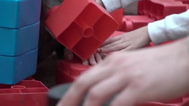 Baby händer leker med en stor Lego spel — Stockvideo