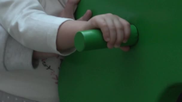 Babyschaukeln auf Schaukelpferden — Stockvideo