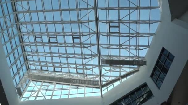 Alışveriş merkezinde cam tavan. — Stok video