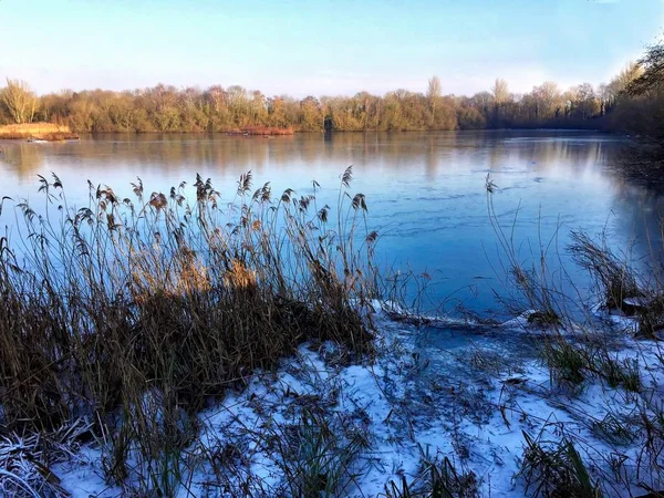 Vista sobre un lago congelado — Foto de Stock
