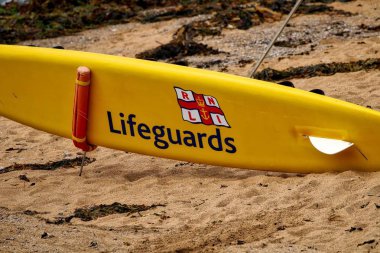 Sahildeki cankurtaran sörf tahtası