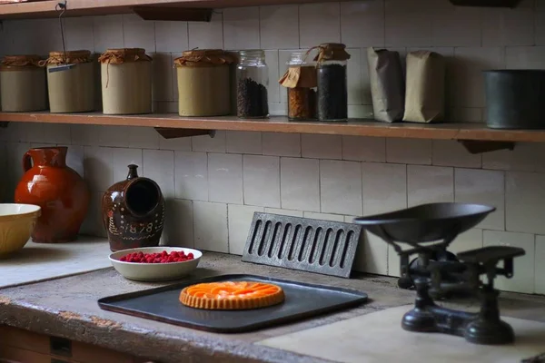 Cocina clásica con frascos y ollas —  Fotos de Stock